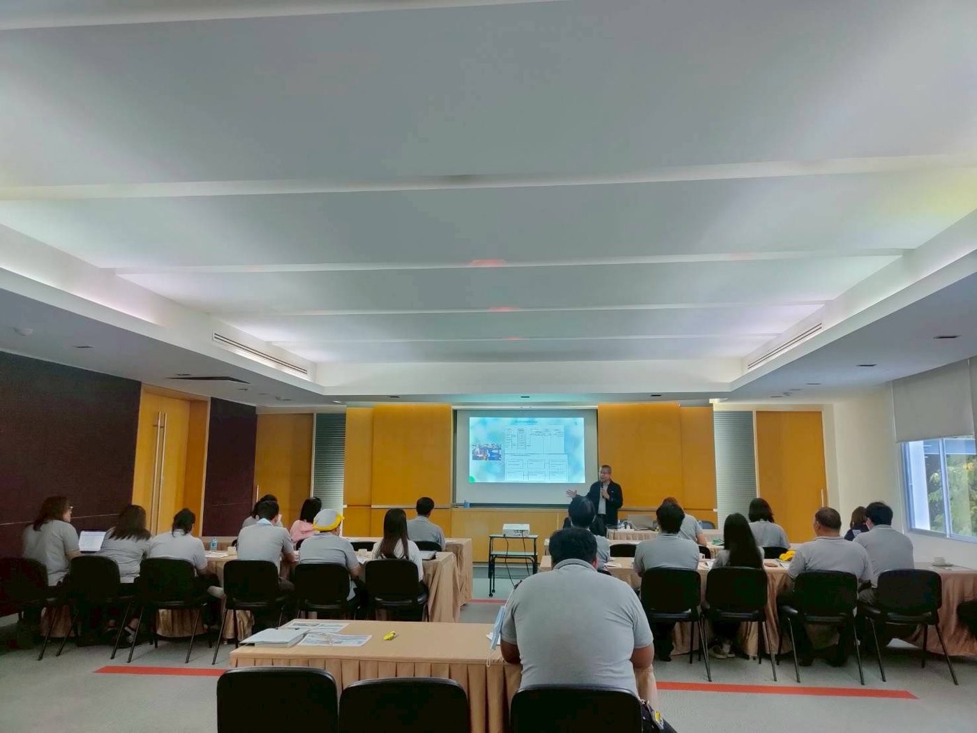 สรวิศ สุวรรณรงค์ เป็นวิทยากรอบรมให้ทีมงานโรงงานลูกค้า